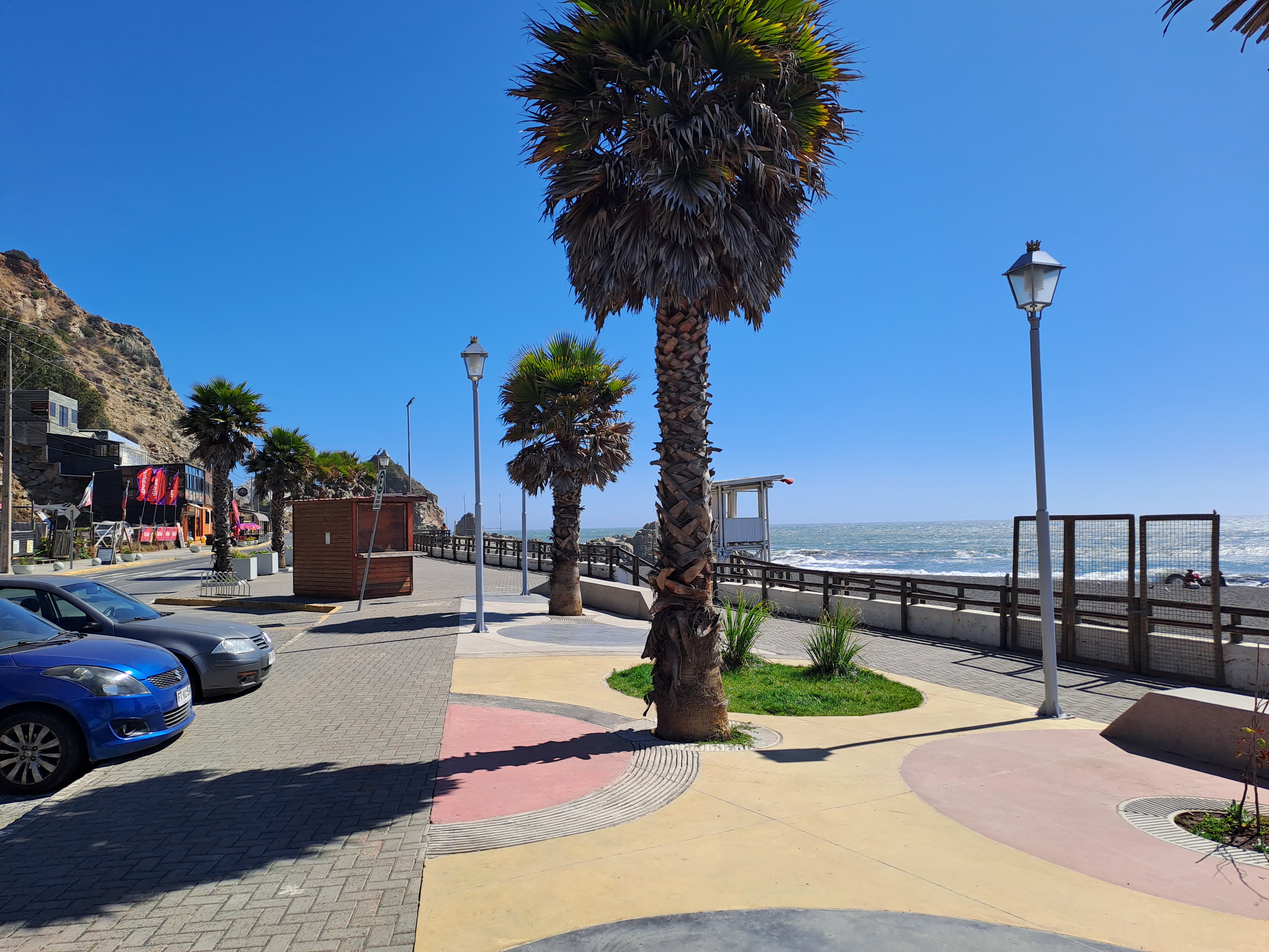 Fotografía del borde costero con sector de estacionamientos.